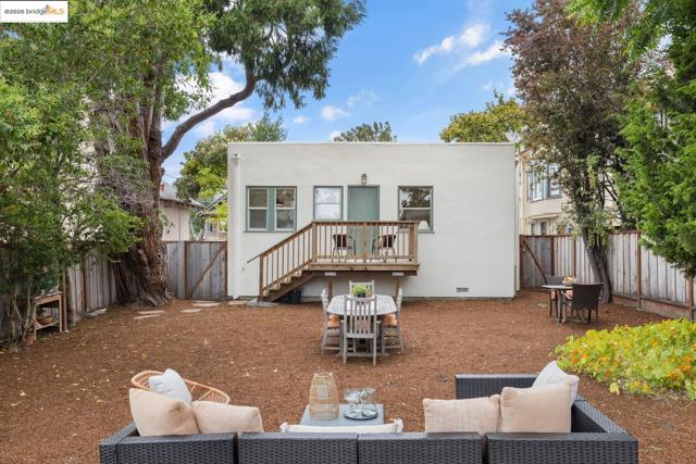 1814 Carleton ST, Berkeley CA: https://media.crmls.org/mediaz/91a9157b-6b85-41d8-9f8e-f7d9365a52cc.jpg