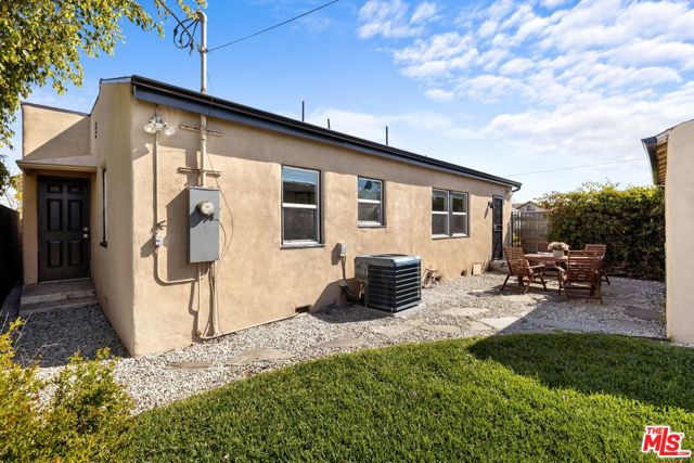 2400 W 74th Street, Los Angeles CA: https://media.crmls.org/mediaz/91a948ce-f647-4f4d-9d51-7d61c58e2515.jpg