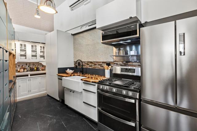 950 Noe Street, San Francisco CA: https://media.crmls.org/mediaz/91aa04d6-c429-47cb-ae27-dc024514efb3.jpg