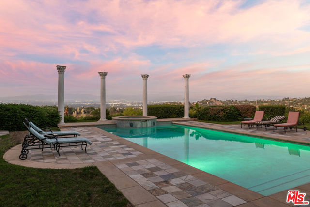 19016 Devonport Lane, Tarzana CA: https://media.crmls.org/mediaz/91aa09f0-bba7-4186-bd00-afbed2c5d602.jpg