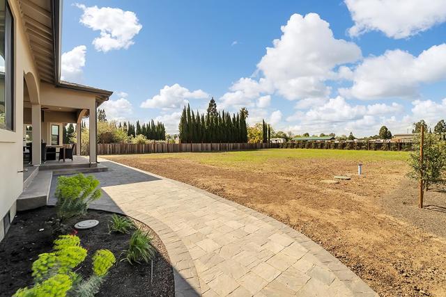 475 E Middle Avenue, San Martin CA: https://media.crmls.org/mediaz/91aad6d9-5695-48d6-b3e1-5e02c5b93adf.jpg
