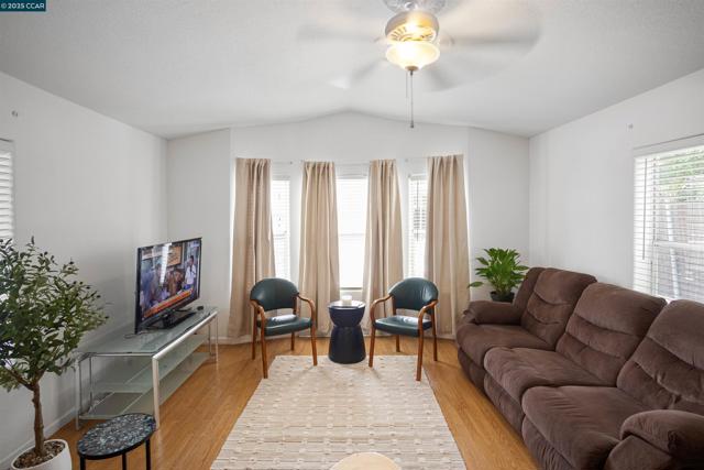 55 PACIFICA AVE, Bay Point CA: https://media.crmls.org/mediaz/91ab93fb-8f72-40b6-adb7-0a2059569126.jpg