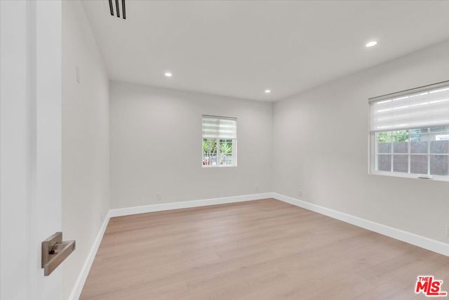 6915 Encino Avenue, Van Nuys CA: https://media.crmls.org/mediaz/91ab9797-5c4b-414c-80cb-655374fe7489.jpg