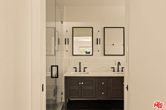 4841 Don Pio Drive, Woodland Hills CA: https://media.crmls.org/mediaz/91ae0dab-410e-4f68-8c85-4a2a96c0ddcc.jpg