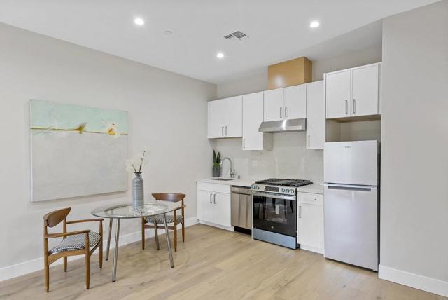 1303 American Way, Menlo Park CA: https://media.crmls.org/mediaz/91ae566b-9393-4b51-84b1-43707d5cb7e3.jpg