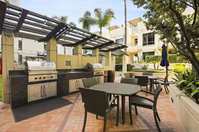 700 W E St, San Diego CA: https://media.crmls.org/mediaz/91aee79b-d4c3-4baa-a004-09f8700b03d3.jpg