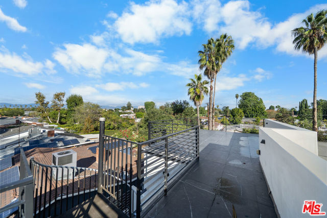 5812 Willis Avenue, Sherman Oaks CA: https://media.crmls.org/mediaz/91afcfa8-5654-454f-beae-ba77513a1e22.jpg