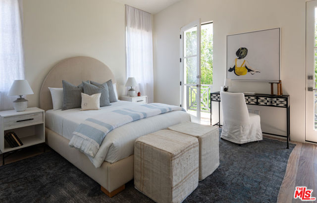 526 N Plymouth Boulevard, Los Angeles CA: https://media.crmls.org/mediaz/91aff382-b959-4c5b-a54c-951417bfa075.jpg