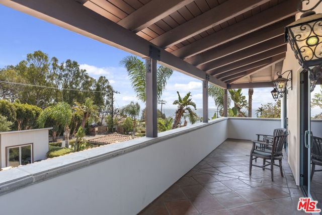 27355 Pacific Coast Highway, Malibu CA: https://media.crmls.org/mediaz/91b0ca4f-7dbb-48f9-81bb-263ead2a8d26.jpg