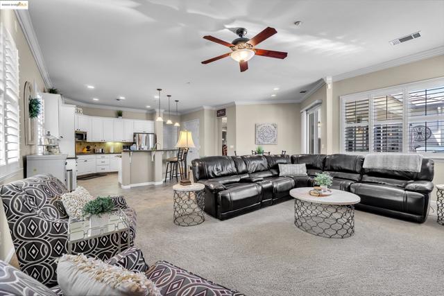 1117 Teal Ct, Brentwood CA: https://media.crmls.org/mediaz/91b11d20-bab2-4b7c-b123-1b5bdec13ee0.jpg