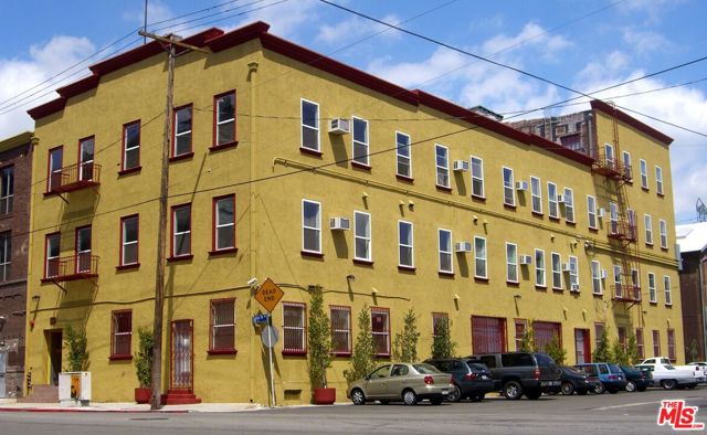 726 S Santa Fe Avenue, Los Angeles CA: https://media.crmls.org/mediaz/91b2420c-299a-473d-9f4a-75606ddf3f74.jpg