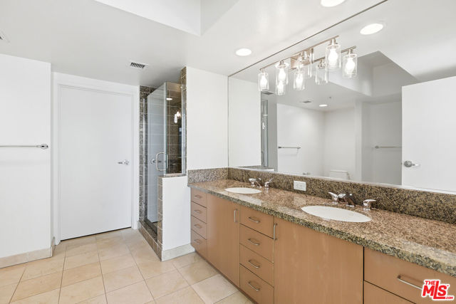 13700 Marina Pointe Drive, 630 photo 22