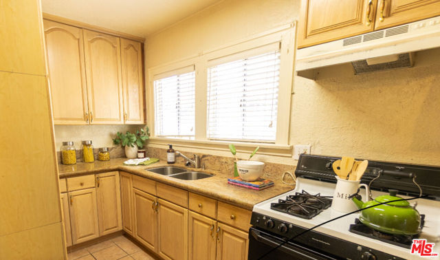 5017 5th Avenue, Los Angeles CA: https://media.crmls.org/mediaz/91b3c539-24ca-422f-b294-7f9f060903e3.jpg