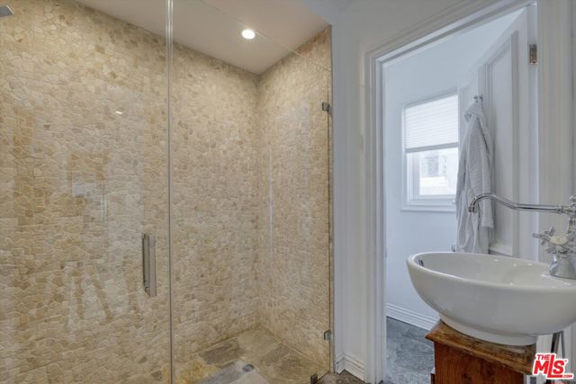 1300 Summitridge Drive, Beverly Hills CA: https://media.crmls.org/mediaz/91b4eb3d-d551-4608-9679-fa8d9c0c602f.jpg