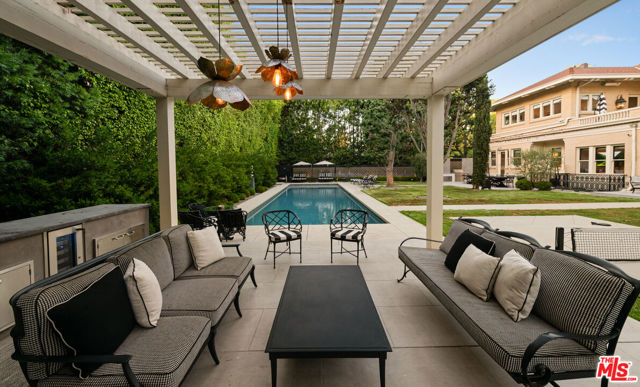 601 S Windsor Boulevard, Los Angeles CA: https://media.crmls.org/mediaz/91b5e5a7-89ce-476e-8950-0ba1aab91d4c.jpg