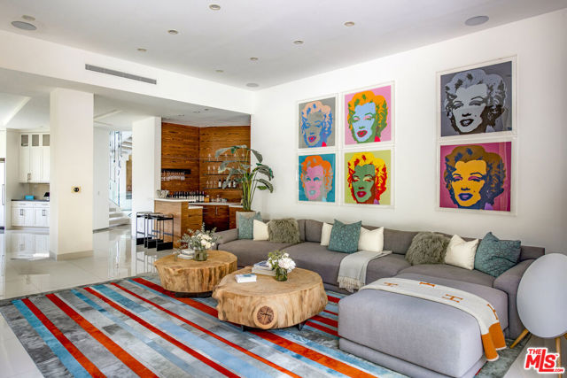 9852 San Circle, Beverly Hills CA: https://media.crmls.org/mediaz/91b64c6b-97c6-475b-bf09-eed782456892.jpg