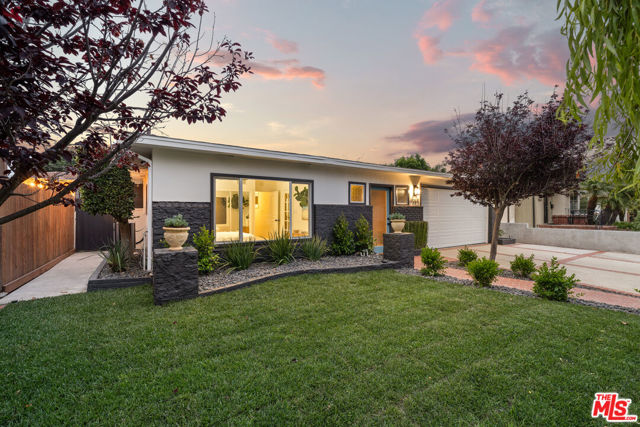 7363 W 87th Place, Los Angeles CA: https://media.crmls.org/mediaz/91b6893e-fb1e-446d-b6be-e354b6e010ef.jpg