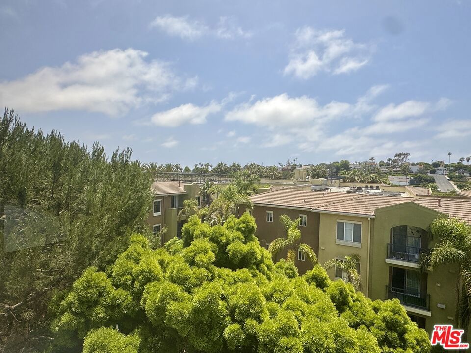 https://media.crmls.org/mediaz/91b8b6bf-695f-4f37-8f25-f48daf088d30.jpg?preset=X-Large