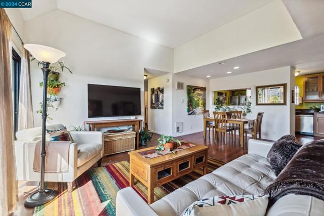 5 Embarcadero, Oakland, California 94607, 2 Bedrooms Bedrooms, ,2 BathroomsBathrooms,Condominium,For Sale,Embarcadero,41069299