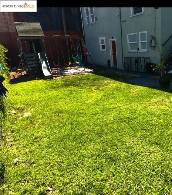 2820 LINDEN ST, Oakland CA: https://media.crmls.org/mediaz/91ba59a5-020f-4ef7-8227-19f922a96ad0.jpg