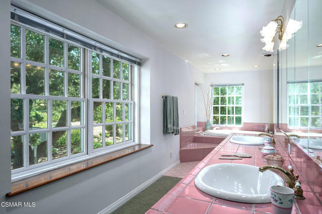 22101 Mulholland Drive, Woodland Hills CA: https://media.crmls.org/mediaz/91ba6c7b-73ec-4409-9d17-b9da9ea51c99.jpg
