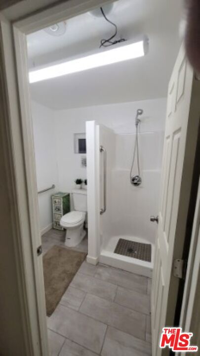 4669 W Olympic Boulevard, Los Angeles CA: https://media.crmls.org/mediaz/91bb52f5-6588-4b08-b077-edba688ec1e9.jpg