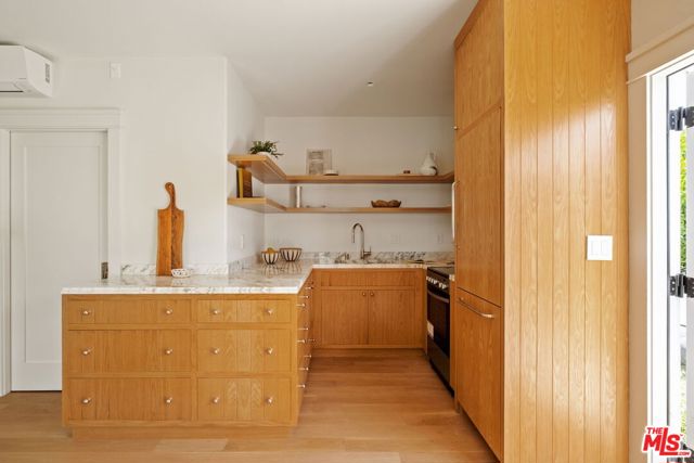 1068 Queen Anne Place, Los Angeles CA: https://media.crmls.org/mediaz/91bc0bb6-96ab-4367-a285-e635dac19e9f.jpg