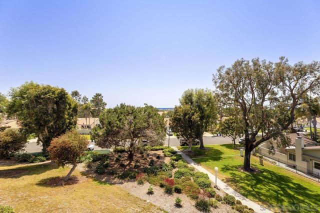 902 Caminito Madrigal, Carlsbad CA: https://media.crmls.org/mediaz/91bc347c-80e0-4575-8836-8fc3492b1776.jpg