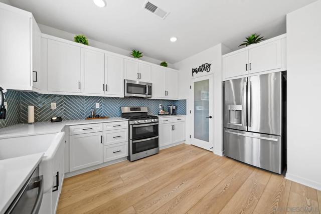 35052 Hacienda Heights, Fallbrook CA: https://media.crmls.org/mediaz/91bca742-5eeb-4dae-ba0b-a94709656b81.jpg