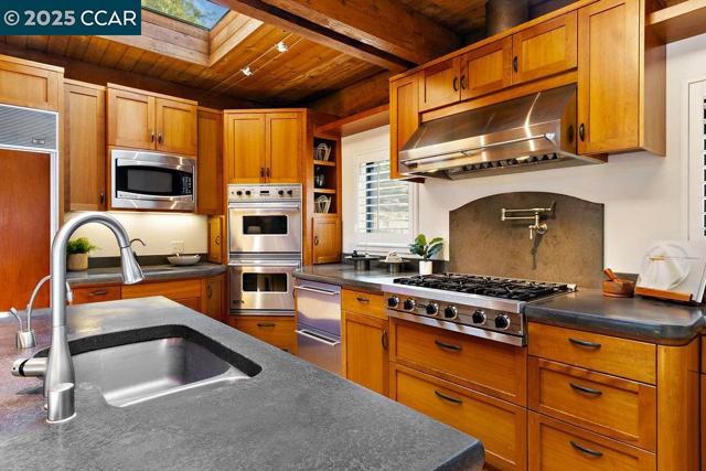 39 El Toyonal, Orinda CA: https://media.crmls.org/mediaz/91bcab9e-23cb-43a8-bdd0-336761b0a30e.jpg