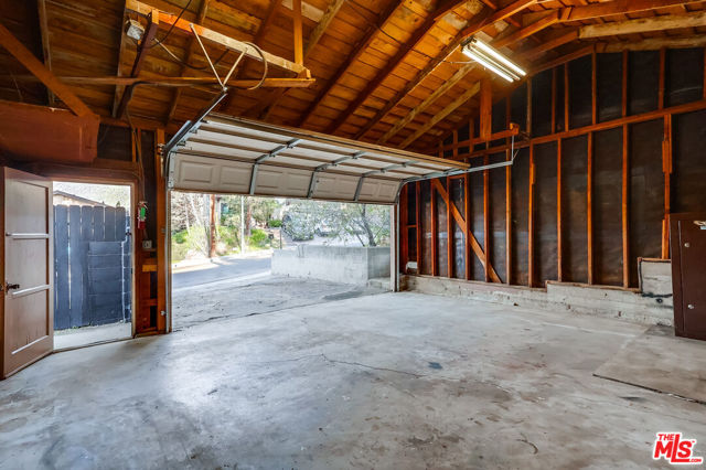 7951 Glenties Lane, Sunland CA: https://media.crmls.org/mediaz/91bce984-f134-4537-b9aa-4e1ea4aa6e6d.jpg