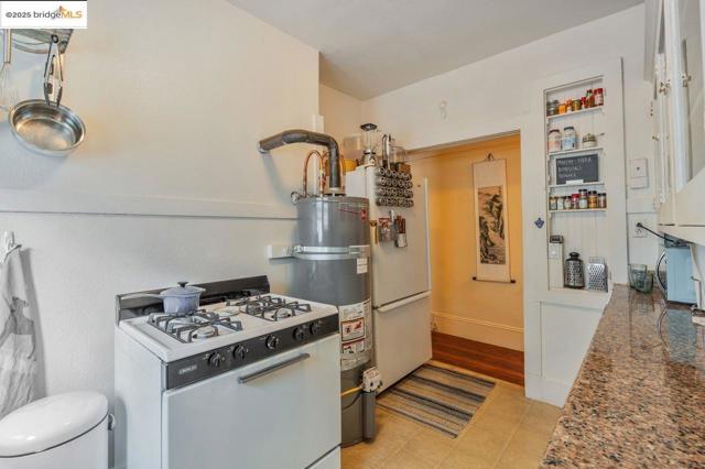 5537 Claremont Ave, Oakland CA: https://media.crmls.org/mediaz/91bdff8b-44dc-476a-86f1-cab0e393262e.jpg