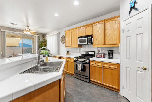 29613 Calle Tampico, Cathedral City CA: https://media.crmls.org/mediaz/91be7c4b-19f2-46b6-af64-902f8059eebc.jpg