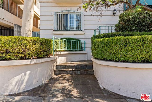 1342 N Sierra Bonita Avenue, West Hollywood CA: https://media.crmls.org/mediaz/91be8060-d52e-4a30-9f40-084dc38c7f68.jpg