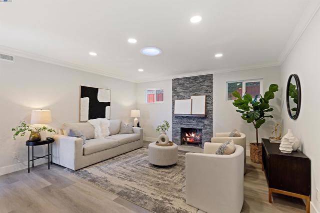 1692 Maryland St, Redwood City CA: https://media.crmls.org/mediaz/91beb194-02a9-47d0-ada0-2be671dcabf2.jpg