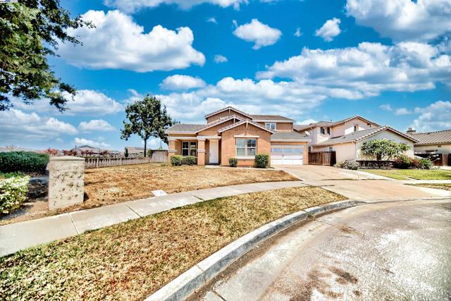 1069 Dry Creek Ct, Lathrop CA: https://media.crmls.org/mediaz/91c00656-c8ba-4a04-9382-d907201ac296.jpg