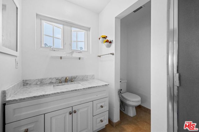1225 Washington Avenue, Santa Monica CA: https://media.crmls.org/mediaz/91c109d3-7bc8-44f7-8546-1128594eb4db.jpg