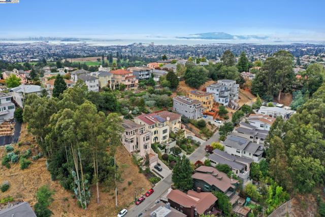 209 Sheridan Rd, Oakland CA: https://media.crmls.org/mediaz/91c3498f-3851-463b-95c2-5896ce00970b.jpg