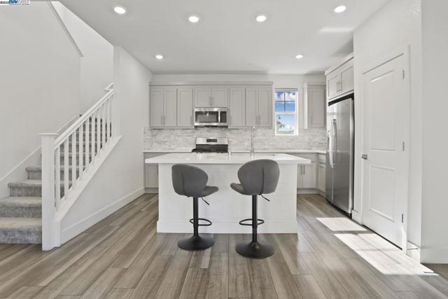 2208 Daimler St, Lathrop CA: https://media.crmls.org/mediaz/91c4124d-8749-49ad-9248-a8a087d1b93a.jpg