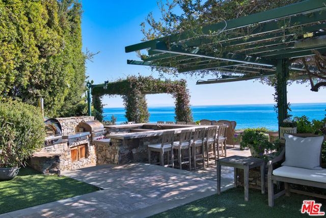 27540 Pacific Coast Highway, Malibu CA: https://media.crmls.org/mediaz/91c73344-4189-4184-8f68-89cfa19e08b2.jpg