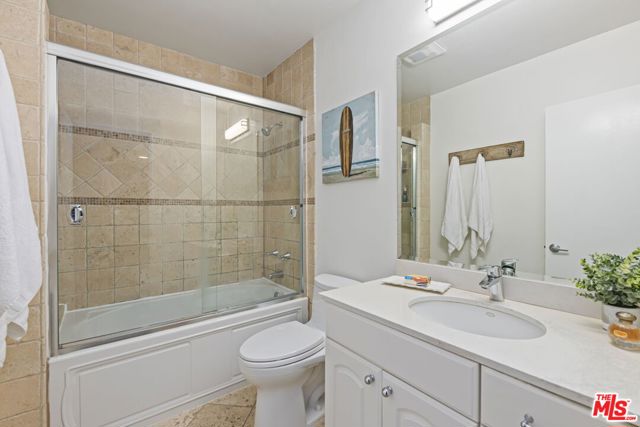 725 S Barrington Avenue, Los Angeles CA: https://media.crmls.org/mediaz/91c7d351-57be-4b9e-bc89-59f72fc531b4.jpg