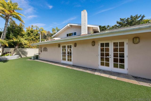 6937 Paseo Laredo, La Jolla CA: https://media.crmls.org/mediaz/91c804c0-6377-4587-963e-7104901980fd.jpg