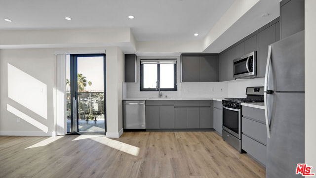 846 S Mariposa Avenue, Los Angeles CA: https://media.crmls.org/mediaz/91c83c94-a098-402f-ae8f-f3ff4bf81dae.jpg
