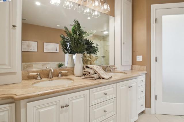 484 El Pintado Rd, Danville CA: https://media.crmls.org/mediaz/91c8b08a-409e-4cc1-bcff-a5db2d0e6a16.jpg