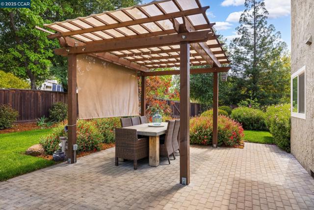 1092 Hillendale Ct, Walnut Creek CA: https://media.crmls.org/mediaz/91c9015a-5445-4b69-9f4d-ed8f04a78d51.jpg