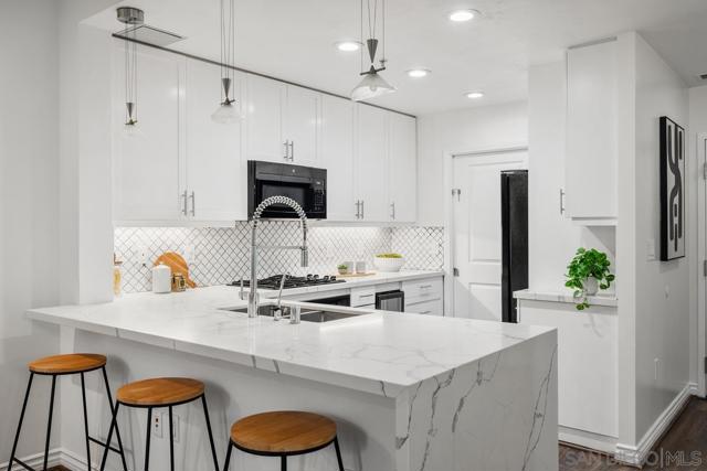 850 Beech St, San Diego CA: https://media.crmls.org/mediaz/91cc23e9-49fd-4357-9606-4353ed8e78b6.jpg