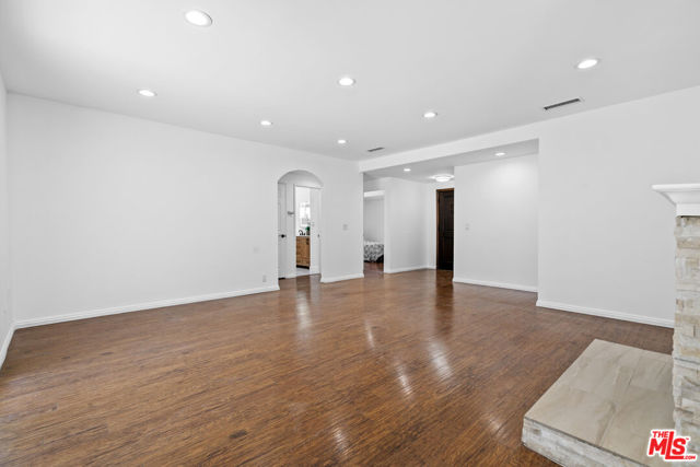 4949 San Feliciano Drive, Woodland Hills CA: https://media.crmls.org/mediaz/91cc4836-41c7-4631-ab51-33a05c90fa5f.jpg