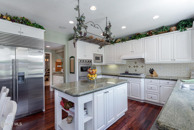 68 E Twisted Oak Drive, Simi Valley CA: https://media.crmls.org/mediaz/91cc6c18-b20b-444e-a688-141b990b2da5.jpg