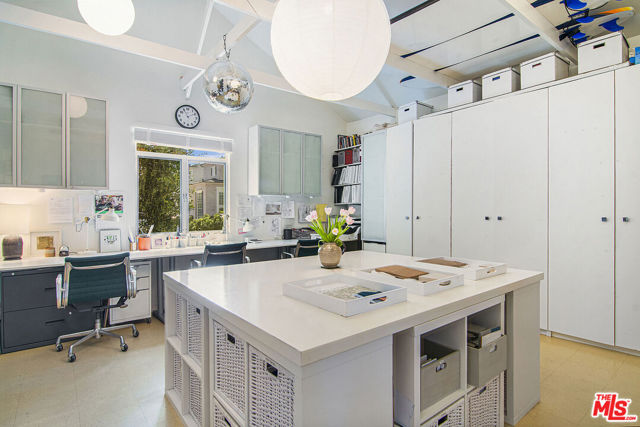 9353 Duxbury Road, Los Angeles CA: https://media.crmls.org/mediaz/91cc8df5-3818-4e25-8188-8827c910af10.jpg