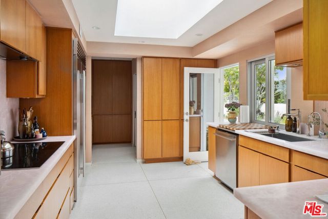 11513 Dona Cecilia Drive, Studio City CA: https://media.crmls.org/mediaz/91cd88a4-ea72-43e6-a41a-ce4c93e889b7.jpg